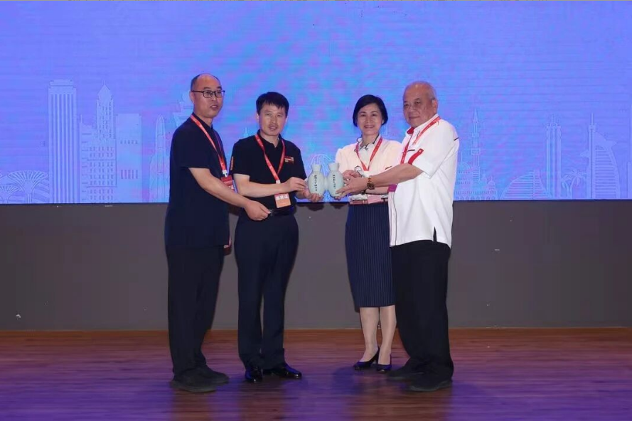 王新軍仰韶雙聯(lián)壺贈(zèng)馬來(lái)西亞，中馬友誼再續(xù)千年雅韻